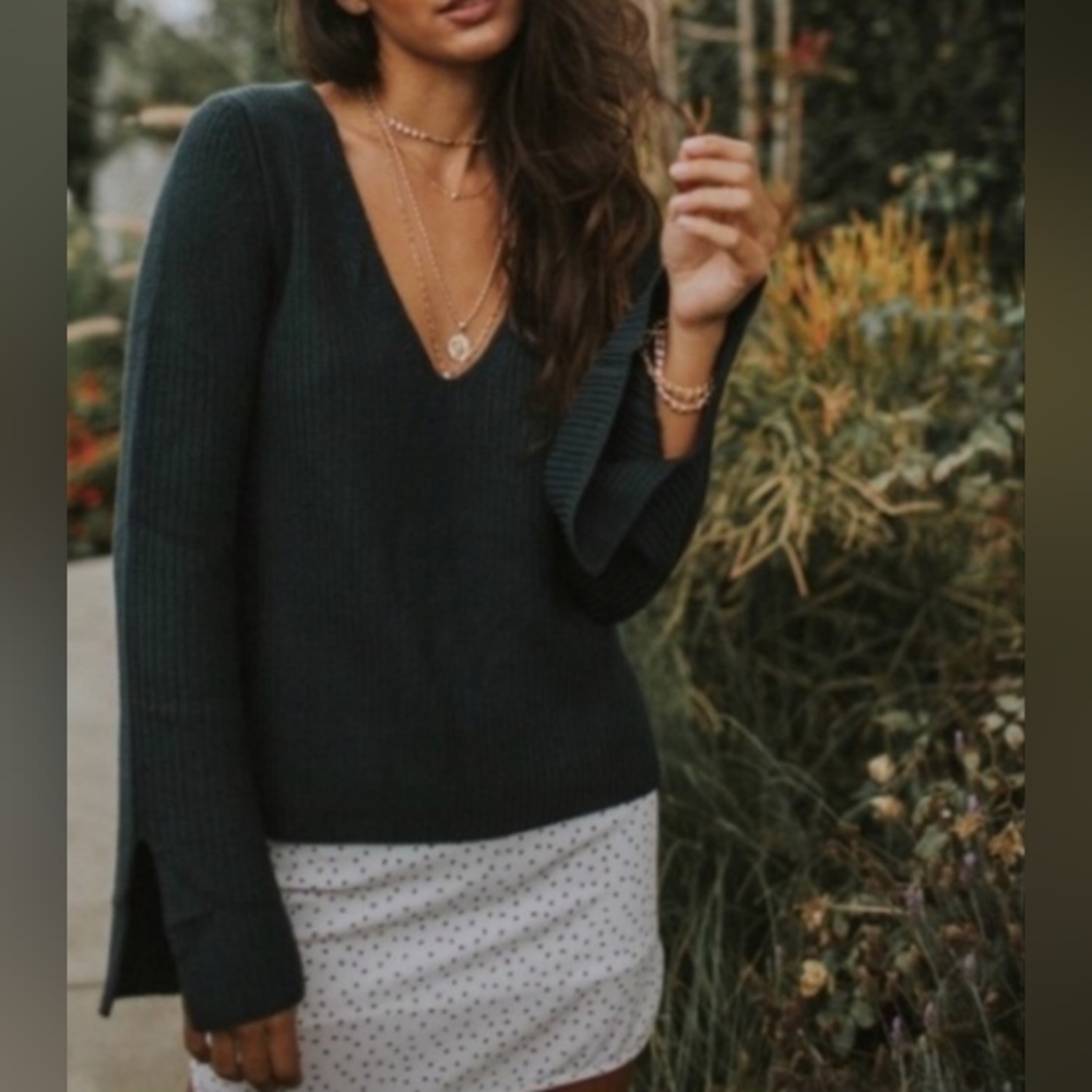 V neck sweater bell sleeves MinkPink size small